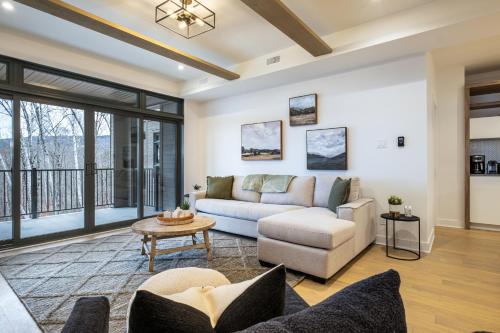Mont-Tremblant House | Verbier 4-102: Inviting Escape with Hot Tub Amenities