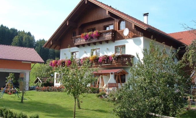 Unterach am Attersee Apartment | Tremlhof: Oceanfront Retreat with Private Beach & High Ratings
