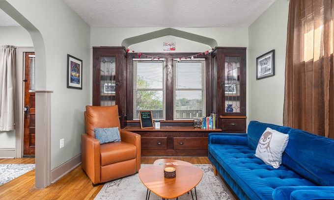 Tremont Apartment | Pet-Friendly Tremont 2BR Apartment Near Stadiums & Museums