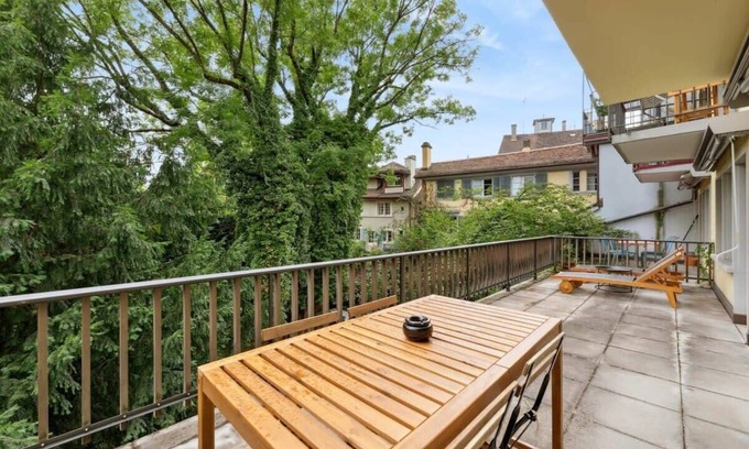 Old Town Apartment | Trendy 1 Bedroom Flat with Lake View in Town Center