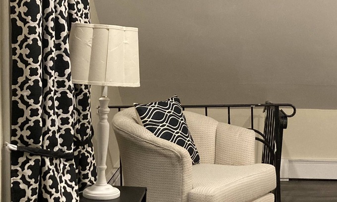 Mount Pleasant House | Trendy 2nd Floor Townhome with Spa near Federal Hill