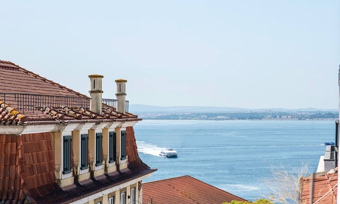 Martires Apartment | Chic Apartment 21 by Lisbonne Collection - Perfect Location!