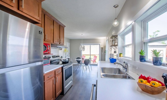 Kokomo House | Stylish Bungalow Near the Park with Pool and Spa