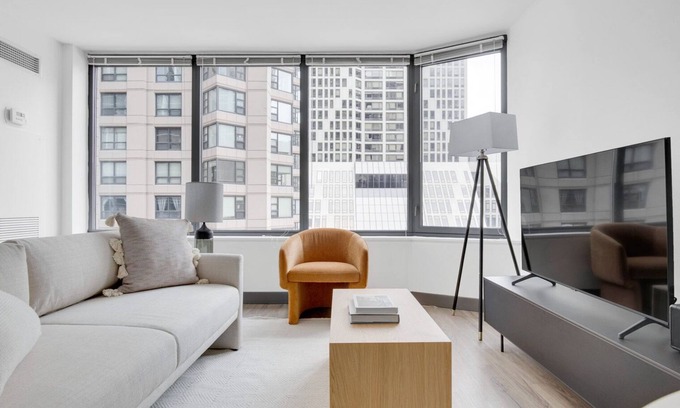 Streeterville Apartment | Stylish Streeterville Studio with Pool & Deck, Near Beach
