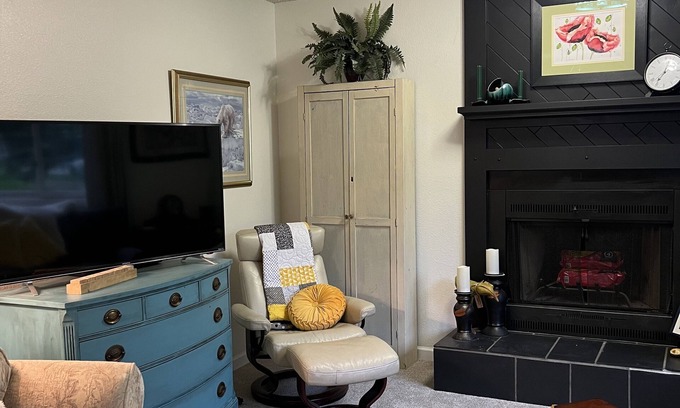 Airport Heights Community Council Condo | Stylish Condo with Kitchen, Pet-Friendly & Central Location