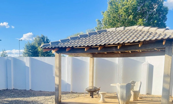 Northam Bed & Breakfast | TrendyBliss Guest House: Family-Friendly with Pool & Breakfast
