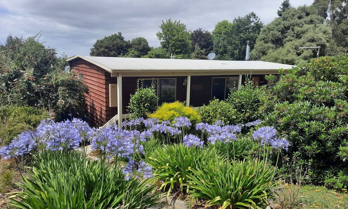 Barrys Reef House | Family-Friendly TRENTHAM: Pet Friendly with Ocean Views