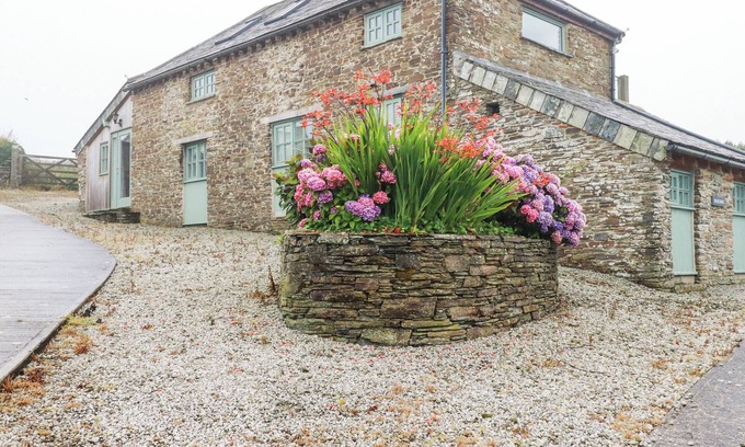 Trebarwith Cottage | Pet-Friendly TRERUBIES: Character Cottage by the Ocean