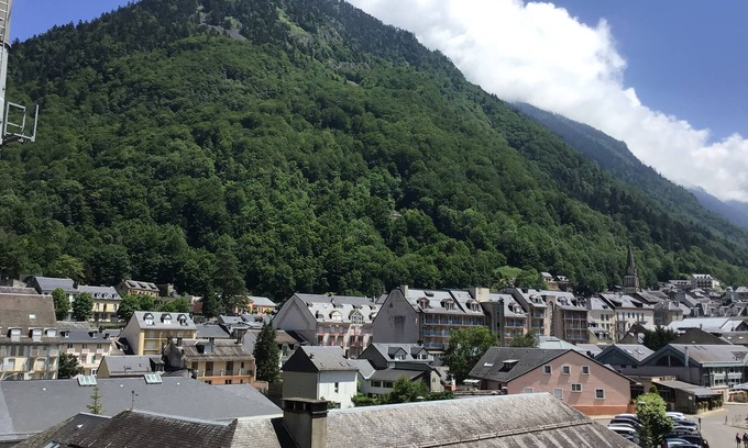 Cauterets Apartment | Elegant Tres Joli T2 in Vibrant City Center - Guest Rated 9.8