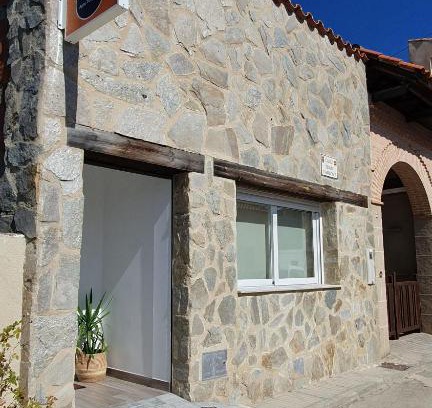 Almoharin Apartment | Family-Friendly Tres Torres Apartamento Turístico - 9.7/10