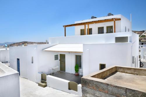 Kimolos Apartment | Discover Tressos Maisons - Perfect for Family Getaways