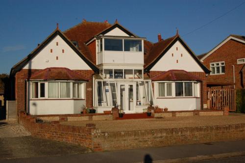 Hill Head House | Trevarner Guest House: Ocean View with Family-Friendly Amenities