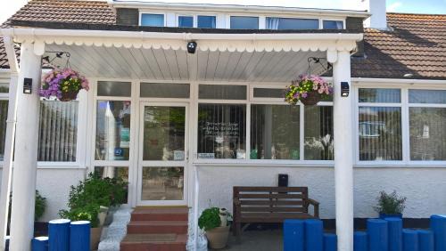 Newquay Bed & Breakfast | Trevarrian Lodge: Pet-Friendly Retreat with High Ratings