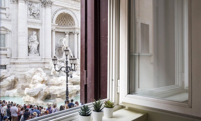 Rione II Trevi Apartment | Elegant Apartment with Private View and Spa Amenities