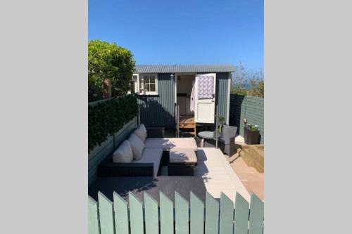 Trevone House | Beachside Trevone Shepherds Hut - Rated 9.6/10 by Guests