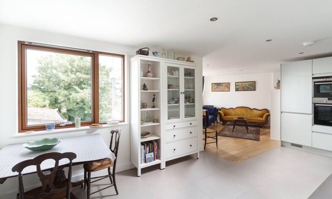 Chysauster Apartment | Modern Apartment in Penzance with Parking, Near the Sea