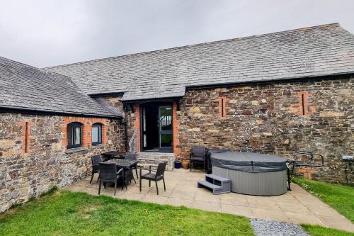 Wainhouse Corner House | Cozy Treworgie Barton - Duchy: Pet Friendly & Hot Tub