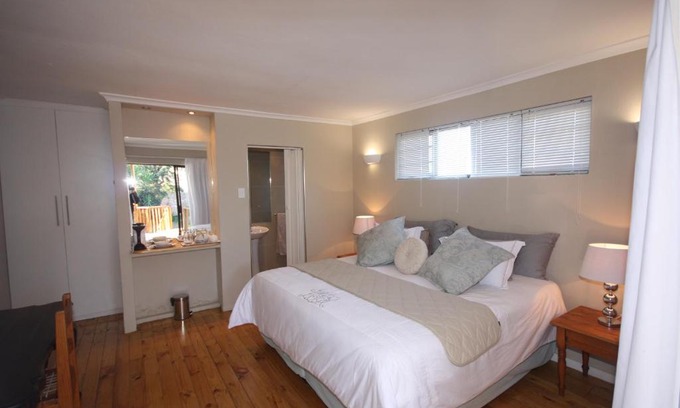Adelaide House | Inviting Tri-Angle B&B: 4-Star Stay with Hot Tub & Breakfast