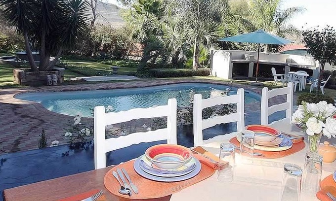 Adelaide Bed & Breakfast | Cozy Tri-Angle B&B: Family-Friendly with Pool & Breakfast