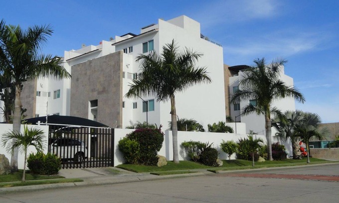 Flamingos House | Stylish Tri-Level Townhouse Near the Beach with Ocean Views