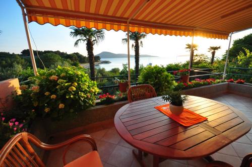Prvic Luka Apartment | Oceanfront Retreat at TRI PALME: Guest Rated 10/10