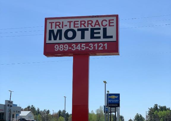 West Branch Hotel | Pet-Friendly Retreat at Tri Terrace Motel with Family Perks