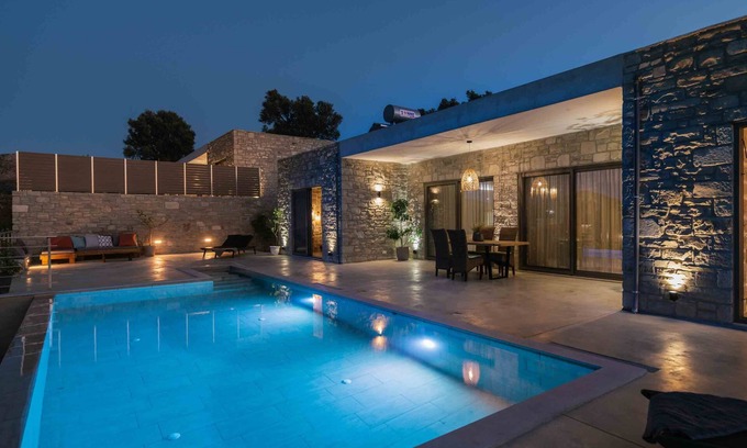 Sivas Villa | Tranquil Triades Villas: Saltwater Pool & Ocean Views
