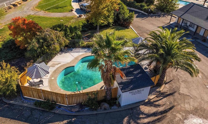 Red Bluff Hotel | Exceptional Triangle Motel: Family-Friendly with Pool & Breakfast