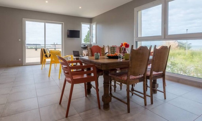 Saint-Come-de-Fresne Apartment | Cozy Tribord Apartment with Terrace and Ocean View