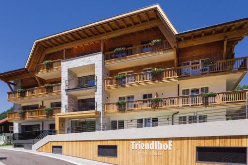 Zoeblen House | Discover Triendlhof: Family-Friendly with Hot Tub & Breakfast