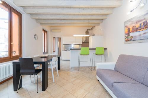 Centro Storico Nord Apartment | Pet-Friendly Trilocale Rua Sovera 85 with Kitchen Access