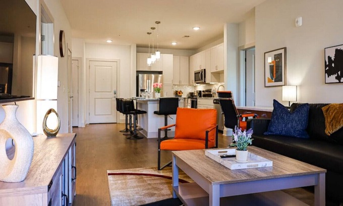 Chapel Hill Apartment | Trilogy 327 · Luxury 2BR apt | Sleep 8 w/Gym & Pool Chapel Hill*