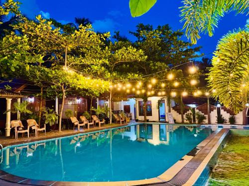 Trincomalee Hotel | Beachfront Trinco Star Cabana with Pool and Ocean View