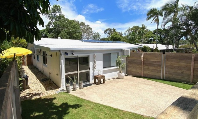 Trinity Beach Cottage | Trinity Beach Oasis: Serenity and Spa by the Shore