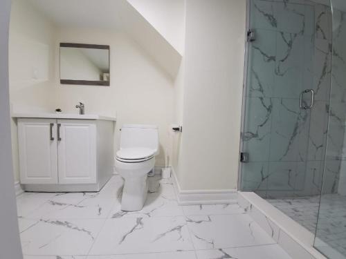 Little Italy Apartment | Trinity Bellwoods suite Downtown Toronto