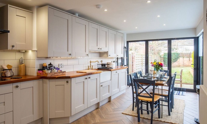 Stratford-upon-Avon Cottage | Trinity Cottage: Guest Rated 9.8 with Family-Friendly Amenities