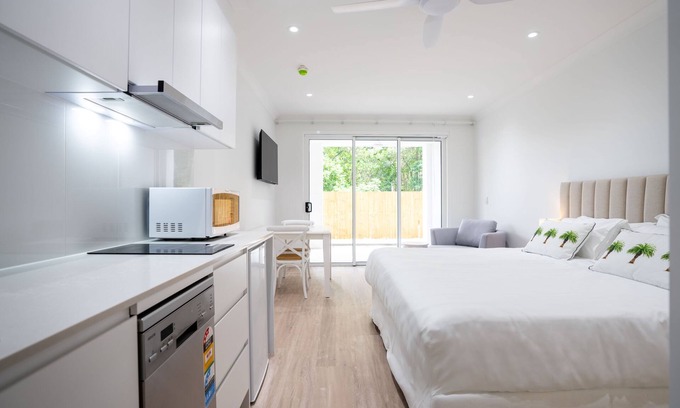 Trinity Beach Apartment | Trinity Collective: Ocean View Studio Apartment with Pool