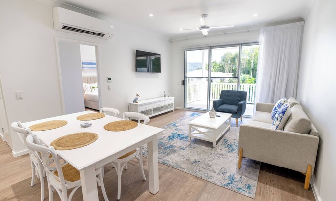 Trinity Beach Apartment | Trinity Collective: Guest Rated 9.8 with Pool & Breakfast