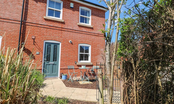 Christchurch Cottage | Trinity Cottage: Pet-Friendly Retreat with Garden in Christchurch
