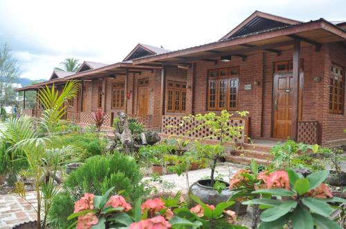 Nyaungshwe Hotel | Family-Friendly Stay at Trinity Inn with Dining & Breakfast