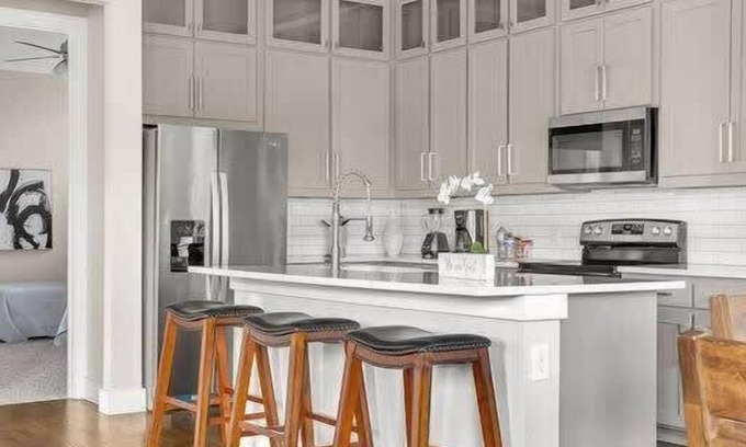 West Dallas House | Modern 5 BR Home at Trinity Groves Retreat - Rated 10/10
