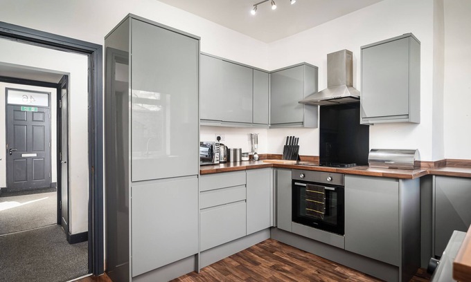 Wakefield House | Trinity Hideaway - Private En-suite Room in Wakefield