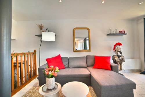 Saintes Apartment | Triomphe - Vue Sublime in Hypercentre, Family-Friendly Stay