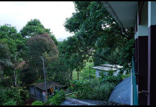 Manjoora House | Relax at Tripgraam Chill Wind: Family-Friendly Getaway