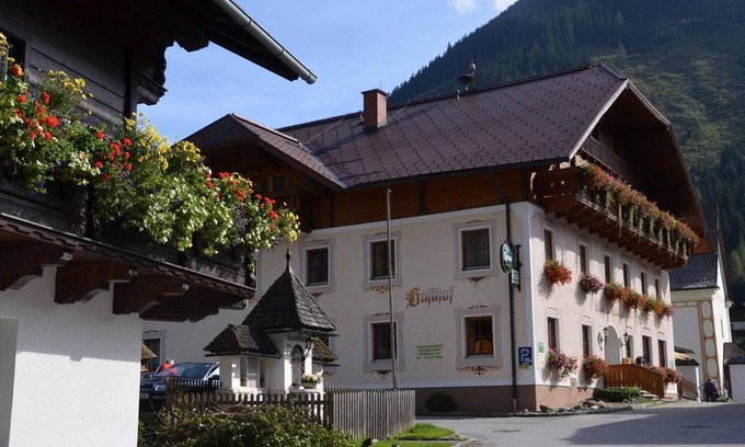 Sankt Nikolai im Solktal Apartment | Cozy Triple Room with Spa & Breakfast at Gasthof "Zum Gamsjäger"
