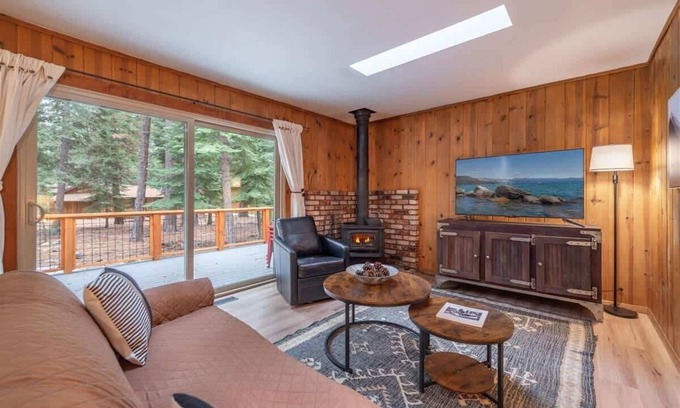 Carnelian Bay Cabin | Triple C: Dog-Friendly 3BD/2BA with Spa and Hot Tub
