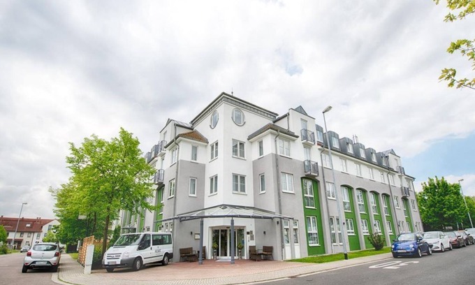 Wiederitzsch House | Early Bird Triple Room with Breakfast at ACHAT Leipzig Messe