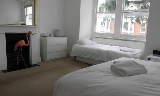 Kew Apartment | Cozy Triple Room Ensuite with Kitchen at Kew Rooms