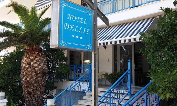 Kamena Vourla Hotel | Cozy Triple Room with Breakfast and Kitchen Amenities