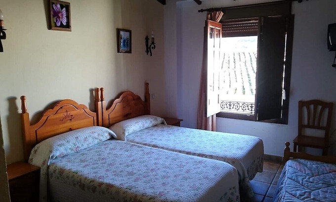 Corteconcepcion Apartment | Cozy Triple Room Nº 7 with Shared Kitchen Experience